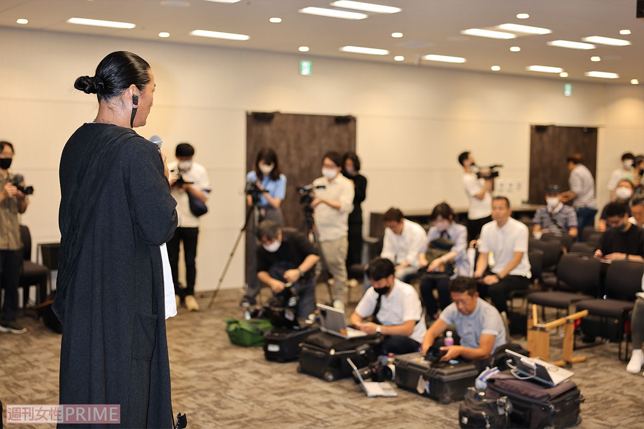都内で緊急記者会見を開いたキャンドル・ジュン氏