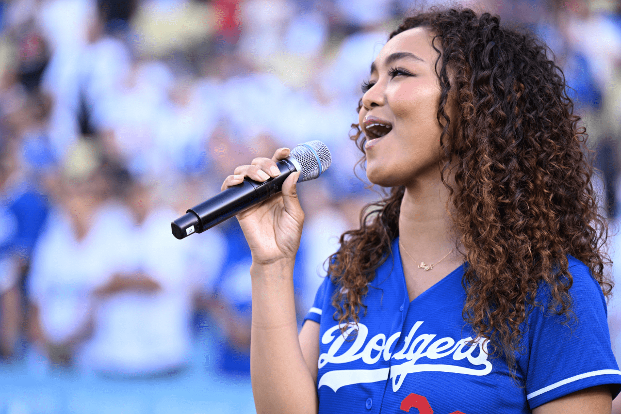 7月8日、クリスタルはLAで開催されたドジャースvsエンゼルス戦で国歌独唱を務めた（c）Los　Angeles　Dodgers