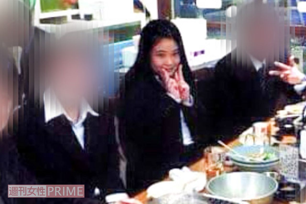 会社の同僚たちとピースサインの佳那子さん（本人のフェイスブックより）