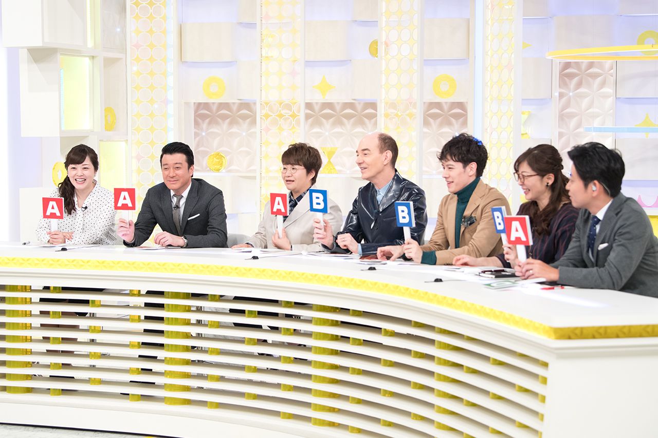【6】『ヒルナンデス！』時代から一緒の近藤春菜のほか、火曜日レギュラーのロバート・キャンベル、ウエンツ瑛士、下川美奈らとクイズに答えるコーナーでは、水卜ちゃんスマイル全開♪　撮影／渡邉智裕