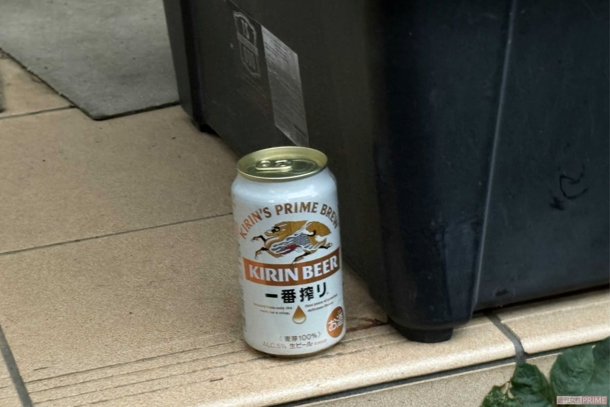容疑者宅前には缶ビールが１本供えられていた