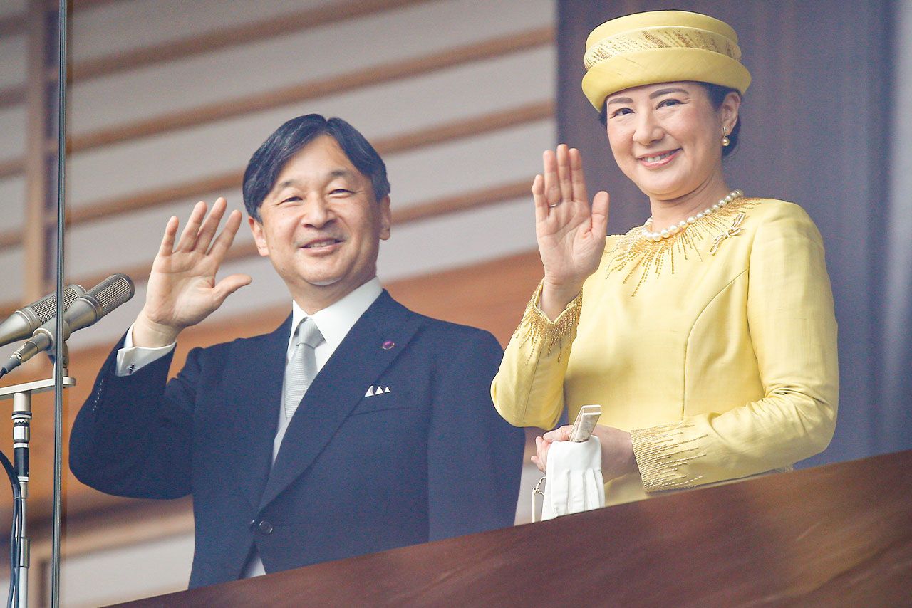 令和元年5月 天皇陛下の即位を祝う一般参賀。皇居を訪れた参賀者は14万人超。おふたりは笑顔で手を振られた