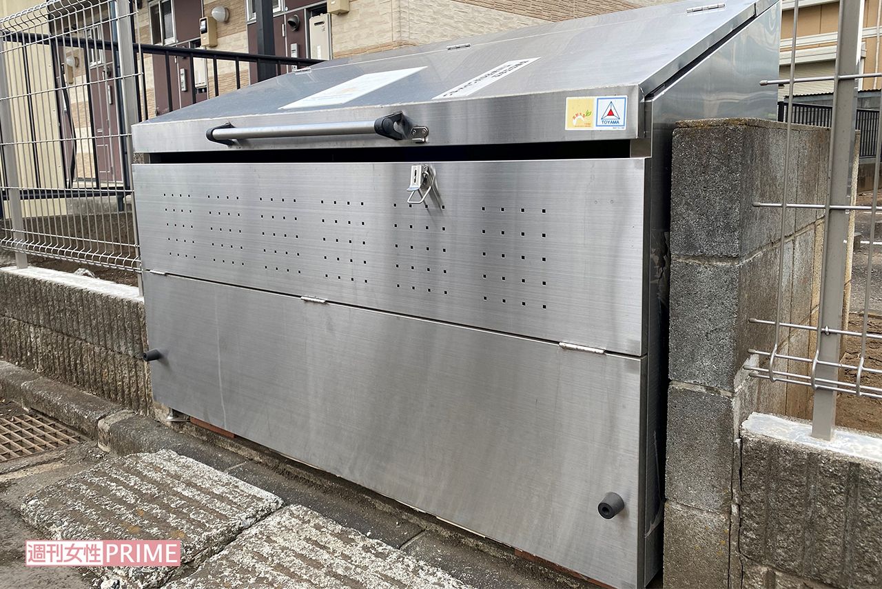 ゴミ集積所はすぐそば。背後は田原春貴之容疑者が住んでいたアパート