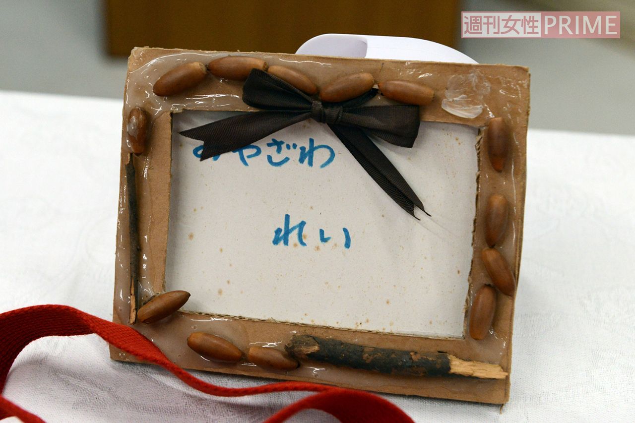 礼君が保育園のときに拾った木の実で作られた額縁。名前は保育園の先生が書いてくれたという