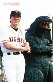 2002年、「ゴジラ」とのツーショットに収まる巨人・松井秀喜選手