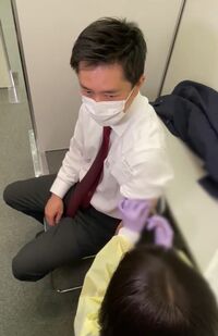 ワクチン接種の模様をツイッターにアップするも、接種部位にモザイクかけられている（吉村洋文大阪府知事のツイッターより）