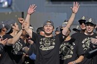 ドジャースを連覇に導いた立役者「キラー」山本由伸の素顔！「テラハ美女」Nikiとのビバリーヒルズ激写と「…