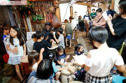 アフリカの太鼓がいくつも用意されると、夢中で叩きはしゃぐ子の姿も