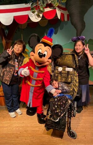 クラウドファンディングで訪れたディズニー。写真に写るのは、香織さんと、采音さんの祖母である香織さんの母（写真は本人提供）