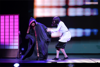 “お寺座の怪人”を捕まえるのに奮闘。やっぱり大柄…!（撮影／高梨俊浩）