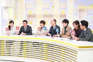 【6】『ヒルナンデス！』時代から一緒の近藤春菜のほか、火曜日レギュラーのロバート・キャンベル、ウエンツ瑛士、下川美奈らとクイズに答えるコーナーでは、水卜ちゃんスマイル全開♪　撮影／渡邉智裕