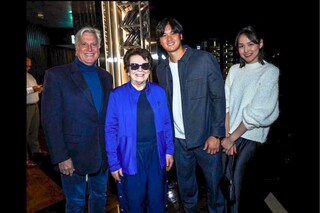 関係者との食事会に参加した大谷翔平と妻の田中真美子さん（ジョン・スーフー氏のインスタグラムより）