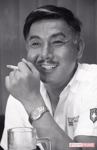 ’87年、ビールとタバコを片手に本誌の取材を受ける宍戸錠さん