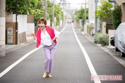 通りすがりの女性に話しかけられると、自ら近づいていって丁寧にお礼を言っていた（衣装協力：ABISTE）　撮影／伊藤和幸