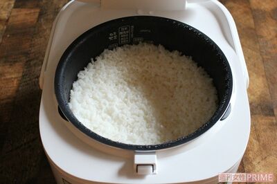 約70分で炊き上がる。ふたを開けると湯気が上がり、通常のごはんの炊き上がりと変わらない