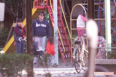 子どもと公園で遊ぶ、石橋貴明と鈴木保奈美夫妻