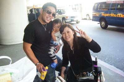 日本初の脊髄損傷専門ジムを開いたトレーナー・渡辺淳さんと、君江さん。車椅子生活でも外出できると意識が変わるきっかけに