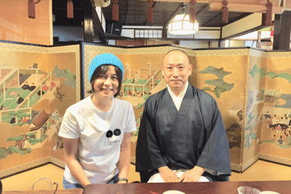 京都佛立ミュージアムの長松清潤館長と、テレビ番組の収録