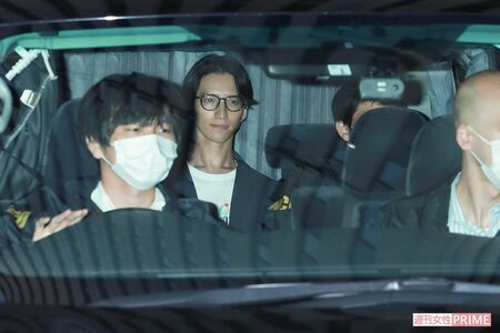 逮捕時、不敵な笑みを浮かべ妙に姿勢のいい田口淳之介