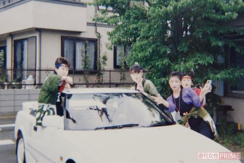 仲間たちと遊ぶことに全力だった山崎さん（左）