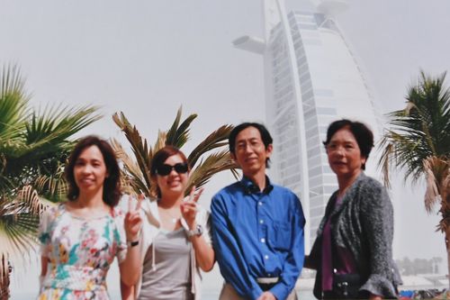 （左）あさのさん、長女・さおりさん、ご両親