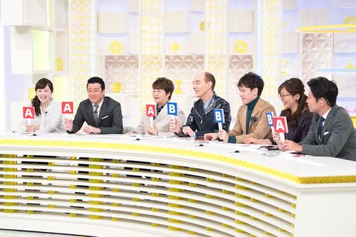 【6】『ヒルナンデス！』時代から一緒の近藤春菜のほか、火曜日レギュラーのロバート・キャンベル、ウエンツ瑛士、下川美奈らとクイズに答えるコーナーでは、水卜ちゃんスマイル全開♪　撮影／渡邉智裕