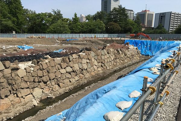 江戸城よりも大きいといわれる駿府城天守台の石垣