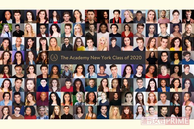 演劇学校の公式ツイッターに投稿された今年の卒業生の集合写真。いちばん右の列の上から3番目に岡本の姿が！