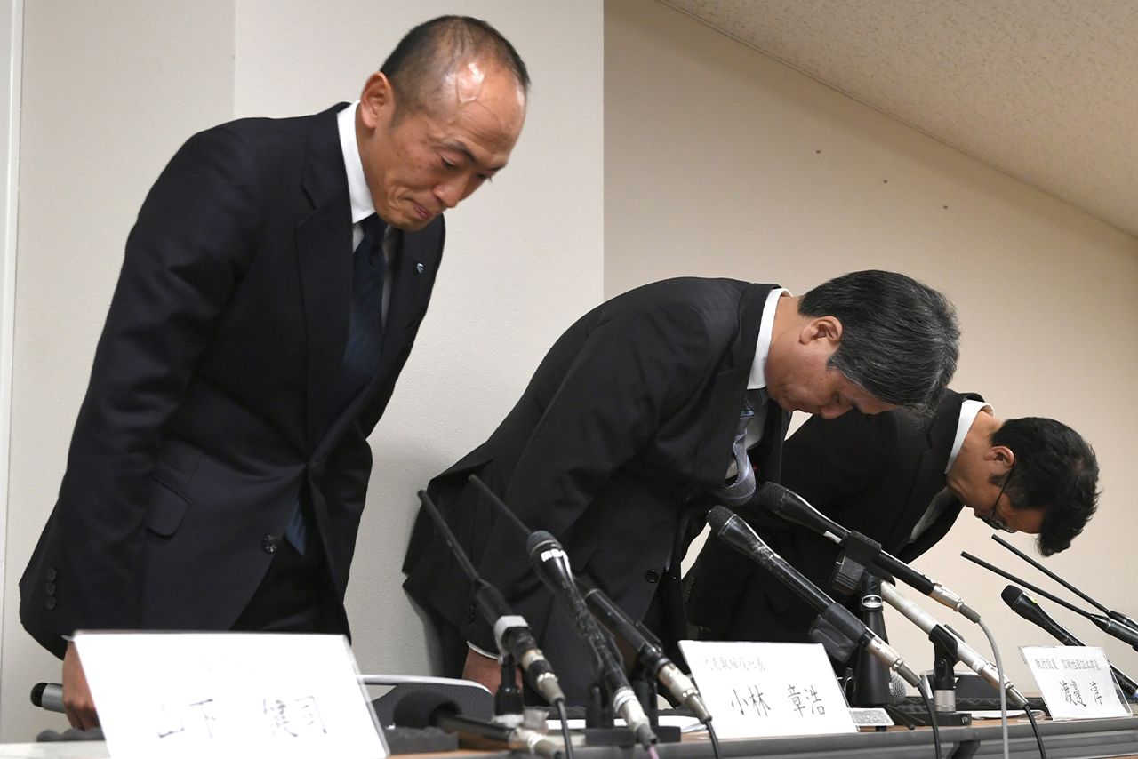 3月22日、会見の冒頭で謝罪する小林製薬の小林章浩社長（写真／産経ビジュアル）