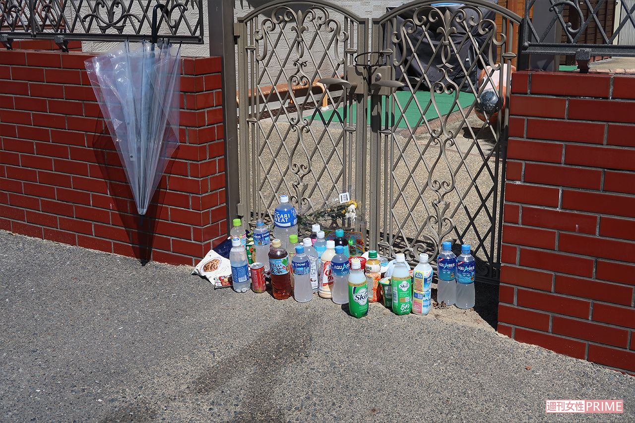 献花は駐車場のところに2か所と、園の前に1か所。花を手向ける人が後を絶たない