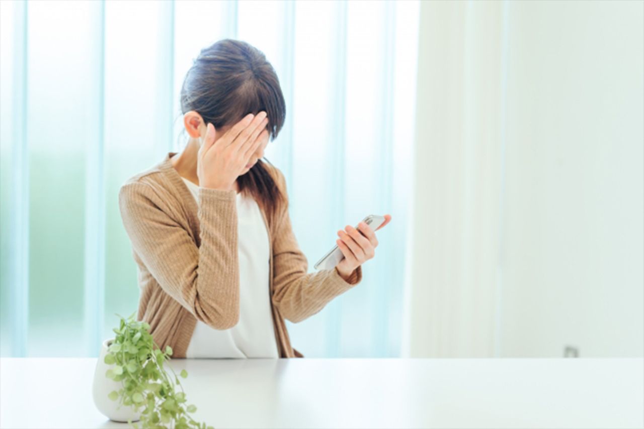 スマホを見る時間が長くなればなるほど、目のピント調節をする水晶体が硬くなり、ピントが元に戻らなくなる※写真はイメージです