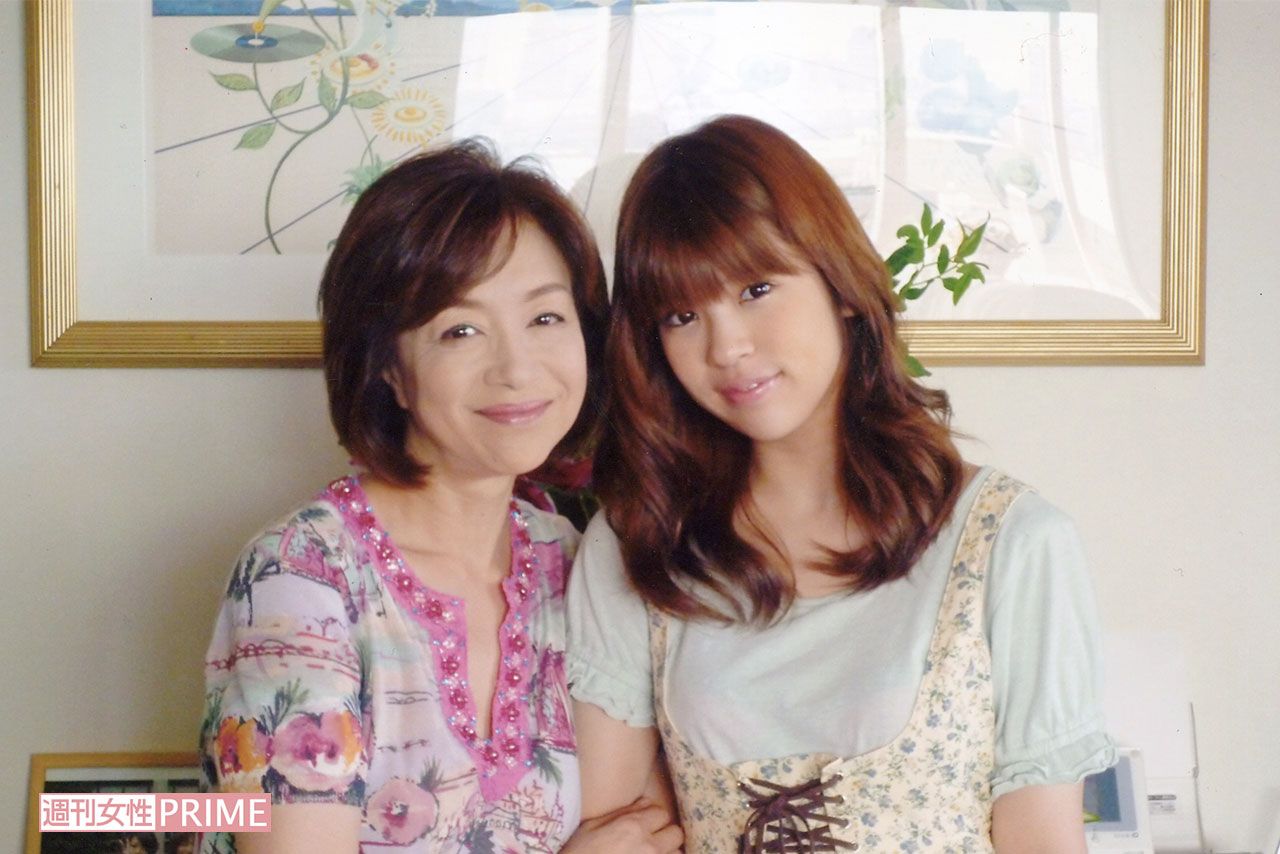 坂口良子さん（左）と娘の杏里。慣れ親しんだ自宅のリビングで撮られた一枚（2010年）
