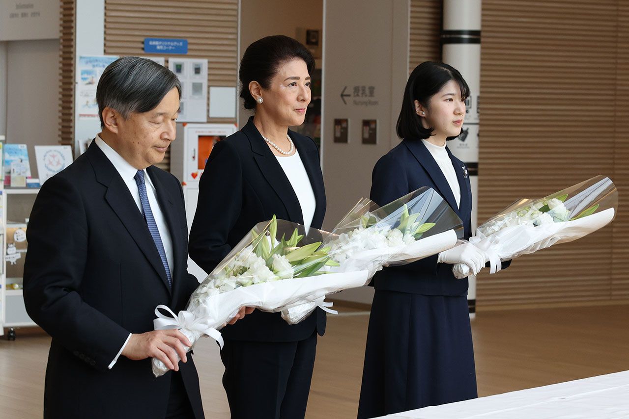 天皇陛下、雅子さま、愛子さまのご一家。伝承館では、東日本大震災の犠牲者に向けて、静かに花をたむけられた