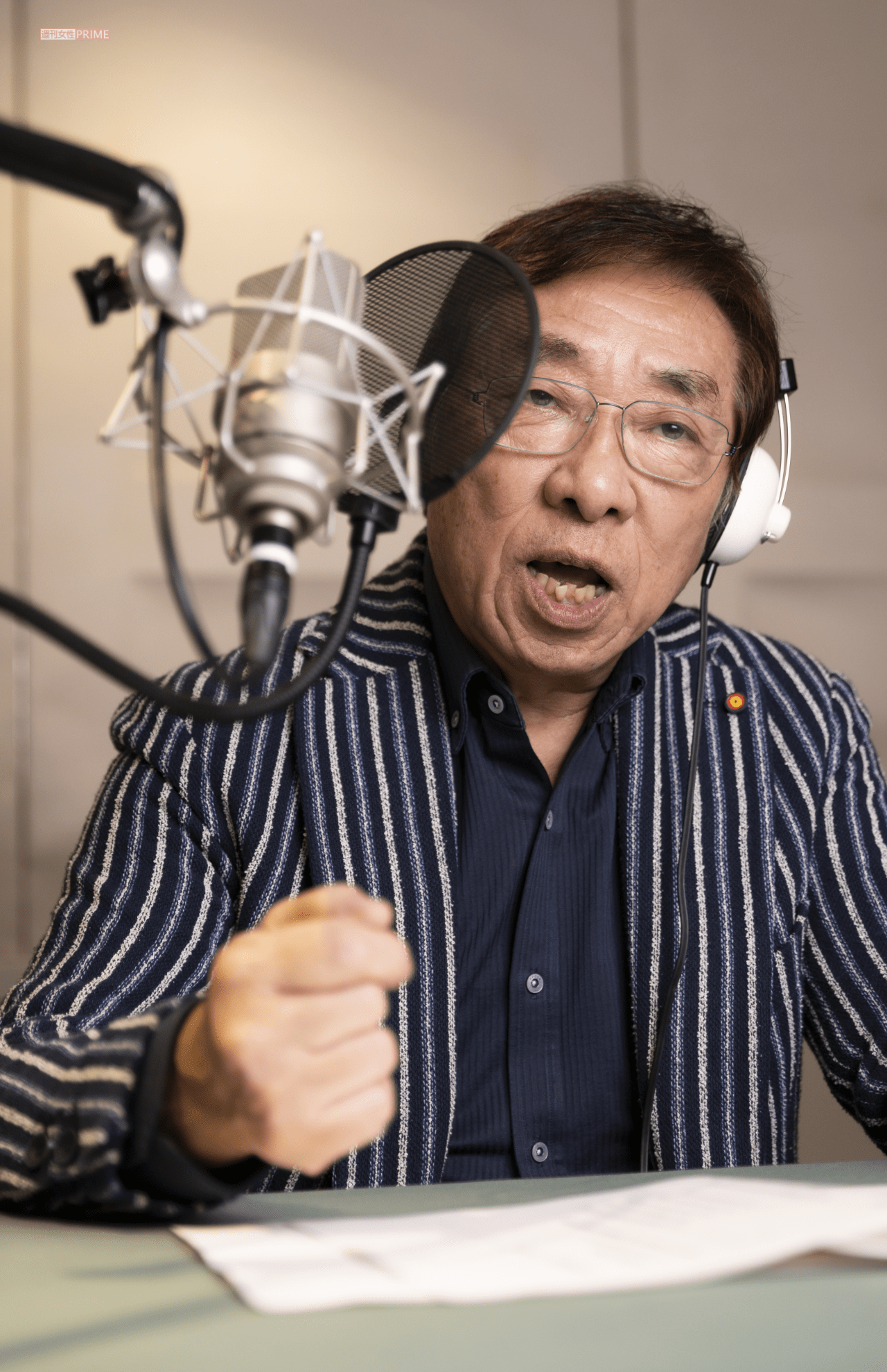 食い入るようにモニターの映像を見つめ、時に手を動かしながらタイミングを計り、絶妙な間をはさみ、読んでいく窪田さん。「わかりやすく伝える」ことへの強いこだわりを持つ（撮影／矢島泰輔）