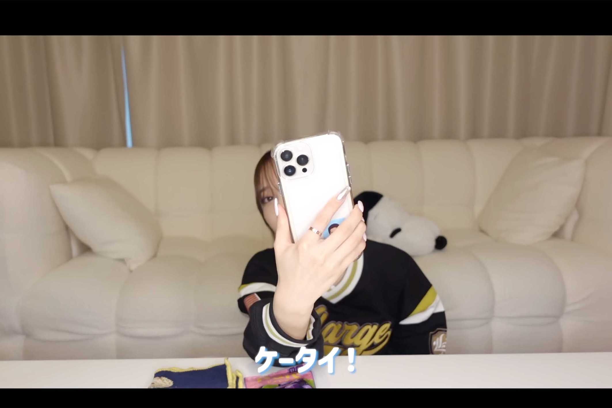 バッグの中身紹介で携帯電話を取り出した那須ほほみ。絶妙に見え隠れする写真が高橋藍に似ていると話題に（本人のYouTubeチャンネルより）