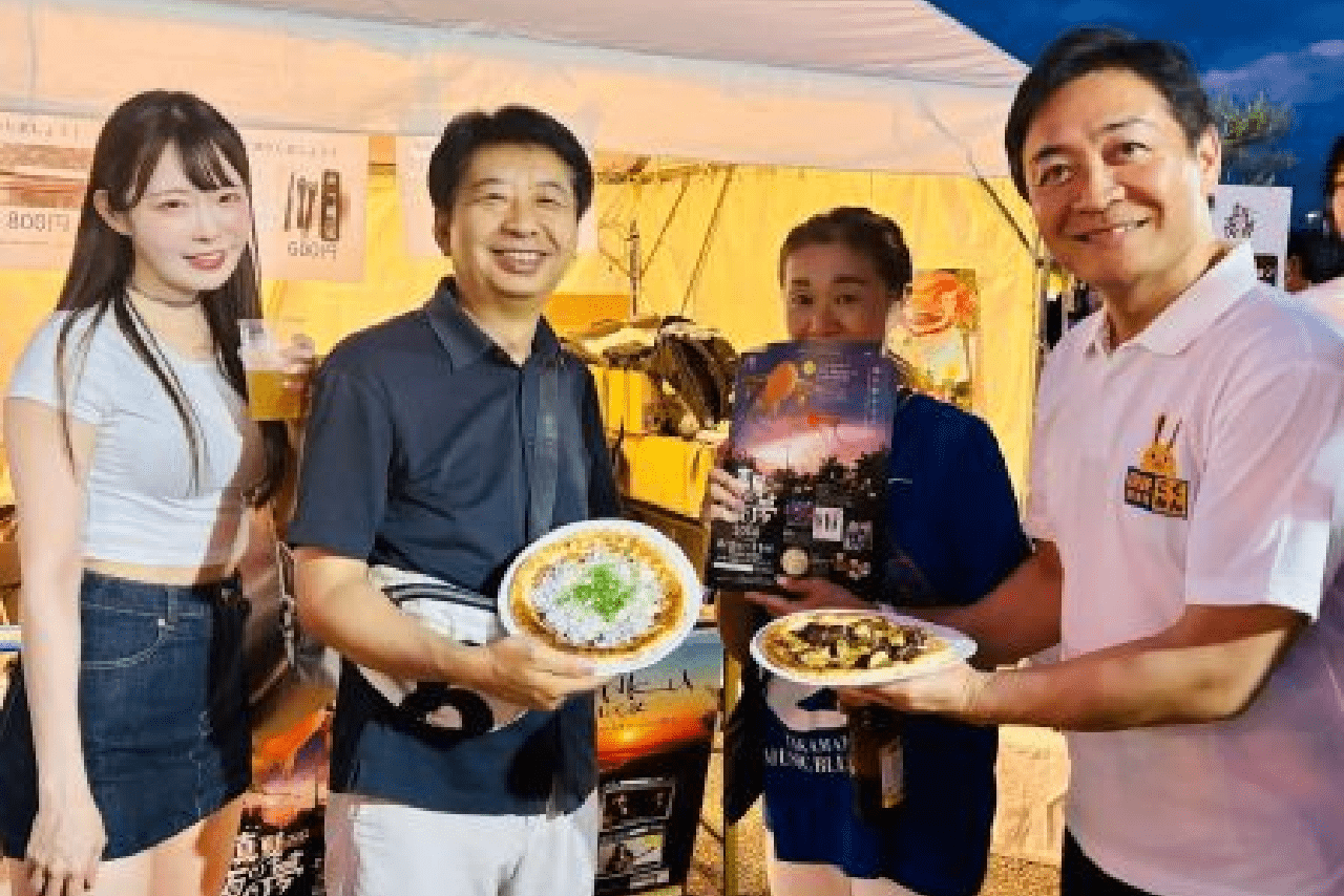 ピチピチのTシャツでもブラが透けていない小泉みゆき（左、香川県議会議員山本悟史氏のブログより）