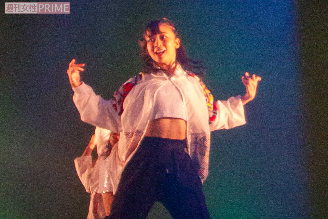 “美腹筋”もあらわにキレのあるダンスを披露される佳子さま