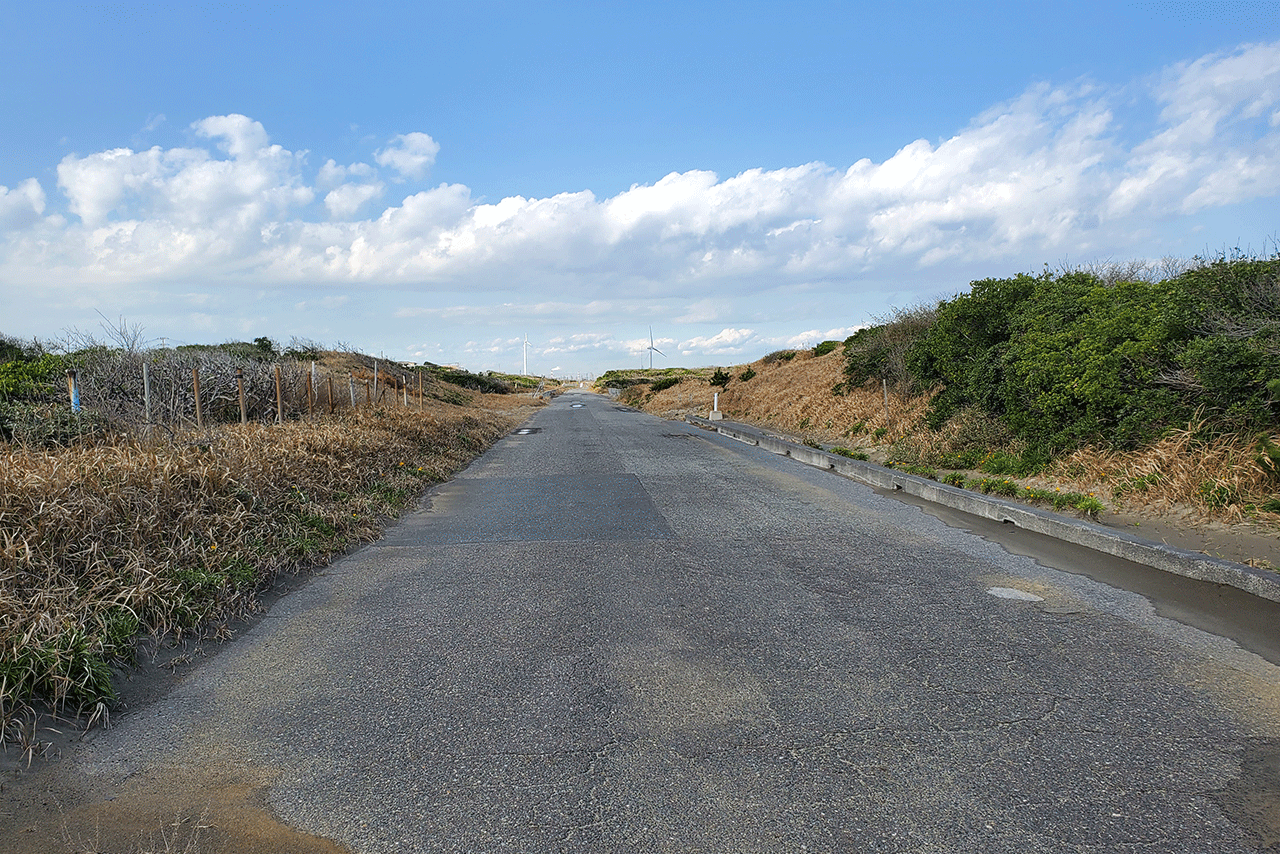 銚子方面の道、車1台分くらいが通れるようになっておりタチが悪い