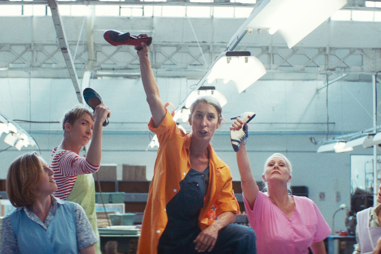 劇中で流れる曲と振り付けは、オリジナルのもの。カラフルでおしゃれでイマドキの雰囲気があり、それだけで心躍る　(c) 2016 LOIN DERRIÈRE L’OURAL – FRANCE 3 CINÉMA – RHÔNE-ALPES CINÉMA