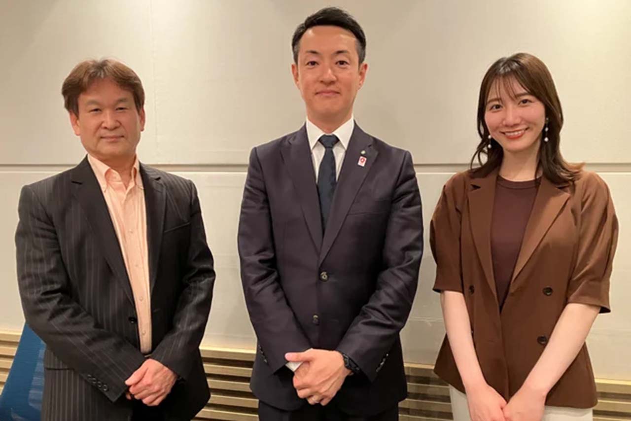 大阪市の横山英幸市長（中央）。万博の準備の遅れ、そして喫煙所不足問題への対処が注目される。（ABCラジオ『辛坊治郎の万博ラジオ』プレスリリースより）