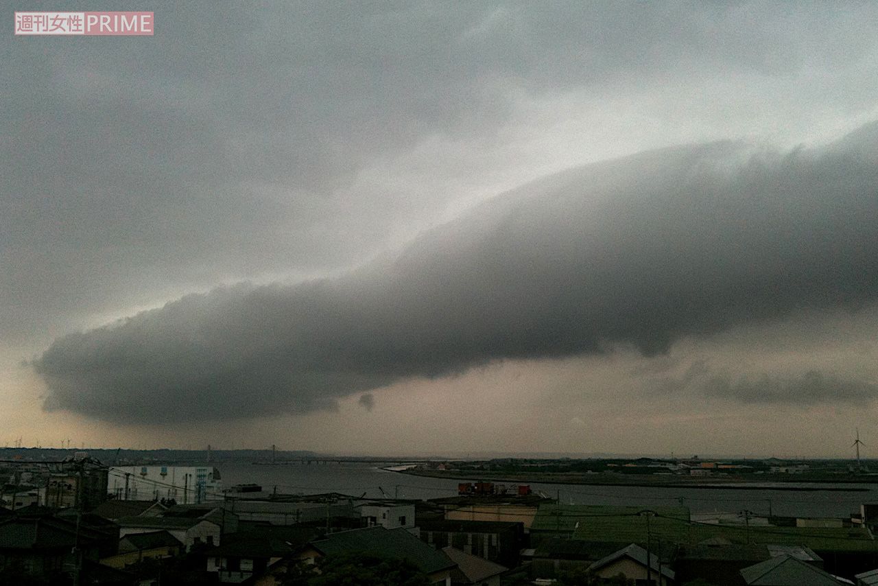 ロール状の雲で、積乱雲本体から離れている“アーククラウド”。通過時に突風が吹くかなとこ雲などの底にできるコブ状の雲の“乳房雲”