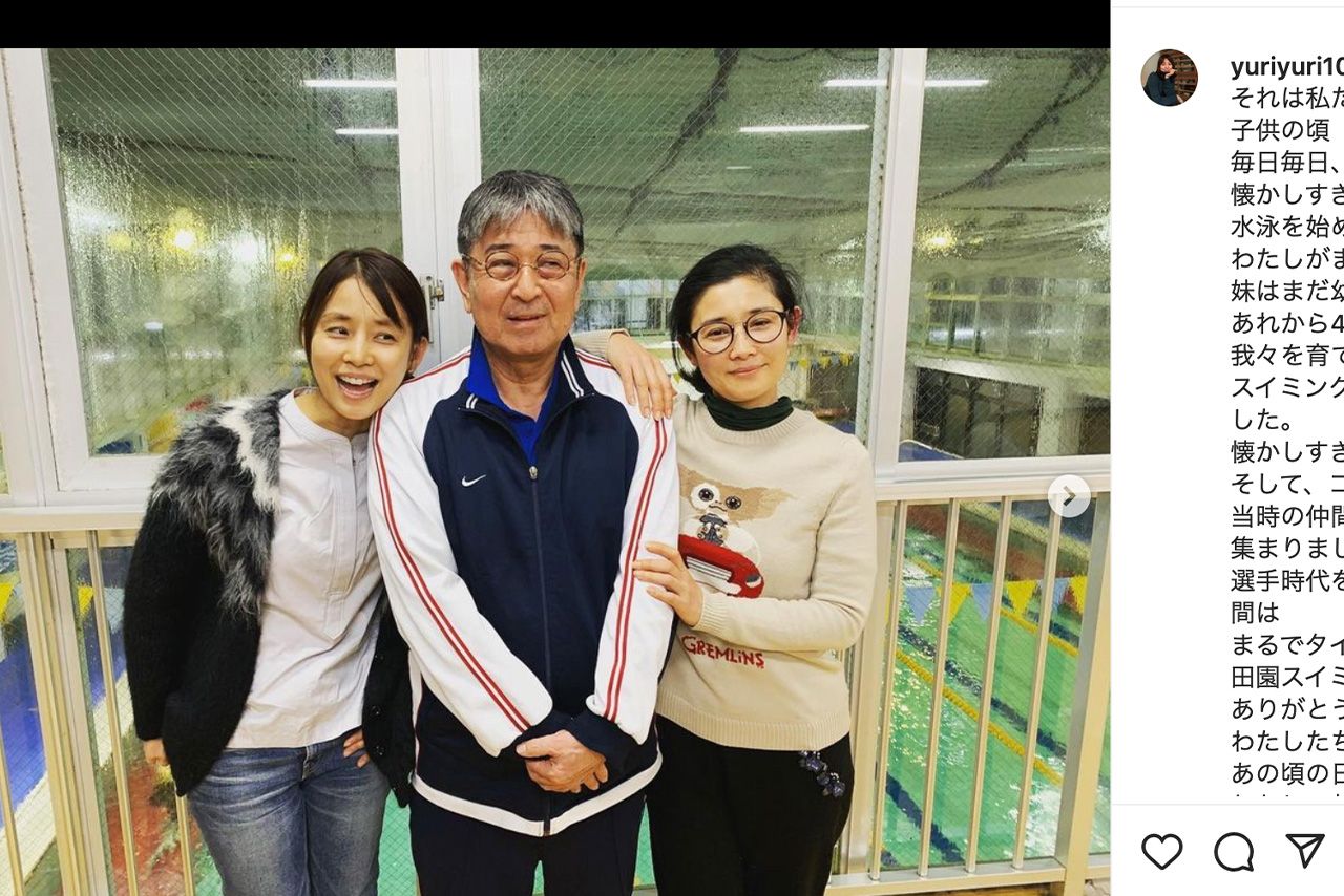 妹の石田ひかりと水泳に興じた石田ゆり子（公式インスタグラムより）