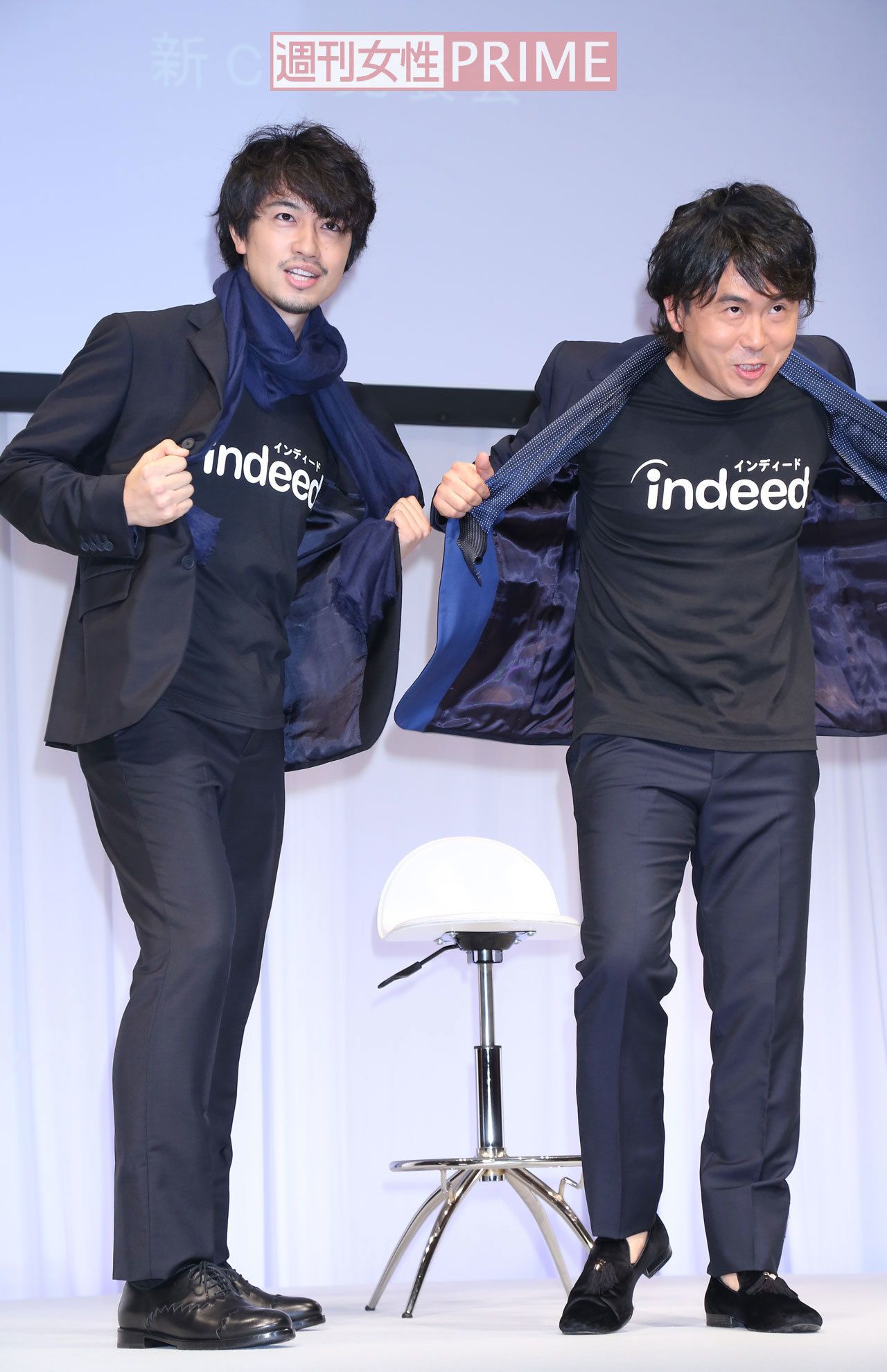 左から斎藤工、トレンディエンジェルの斎藤司。ダブル「斎藤さんだぞ！」を一緒に披露　撮影／坂本利幸