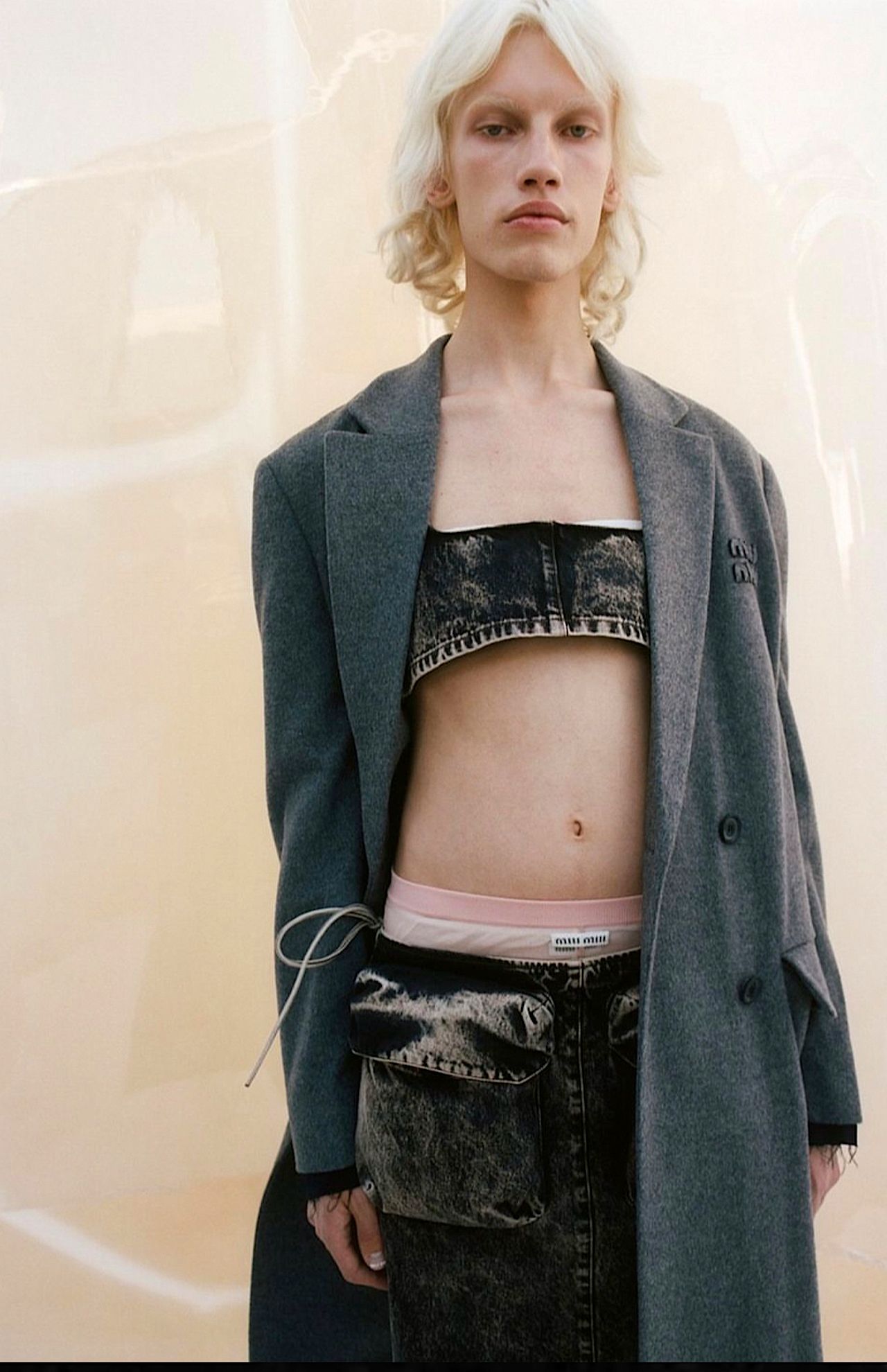 ボトムスから下着のゴム部分を覗かせるスタイルもトレンドに(公式インスタグラムより)