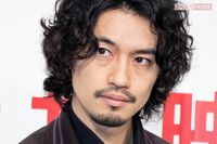 斎藤工の“痺れる”息抜き、カラス風ファッションで『激辛グルメ祭り』に降臨！カルピス片手に食した真っ赤…