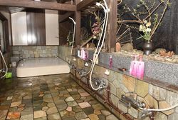 旅館のような立派なお風呂も自分たちで完成