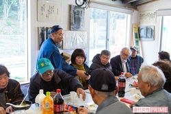 来客におにぎりを配って回る濱田