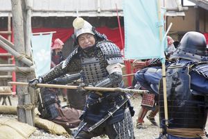 槍を操る哀川翔　(C)NHK