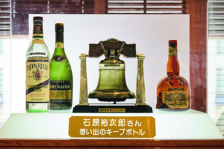 裕次郎さん思い出のキープボトル。左からロンリコ（ラム酒）、レミーマルタン（ブランデー）、デキャンタに入ったベル（ウイスキー）、グラン・マルニエ（オレンジ・リキュール）