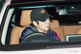 愛車で自宅に戻る二宮和也